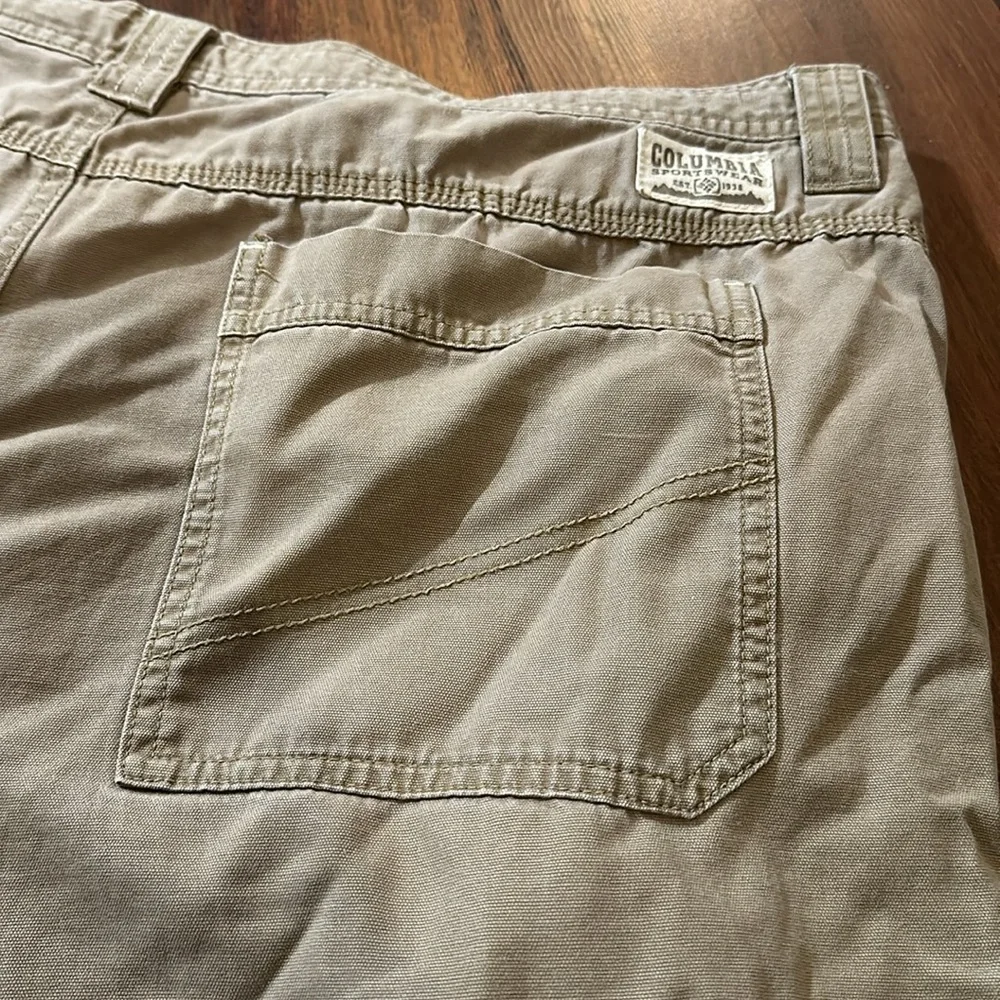 Columbia Omnishield Advanced Repellency Men’s Cargo Khaki Shorts size 42